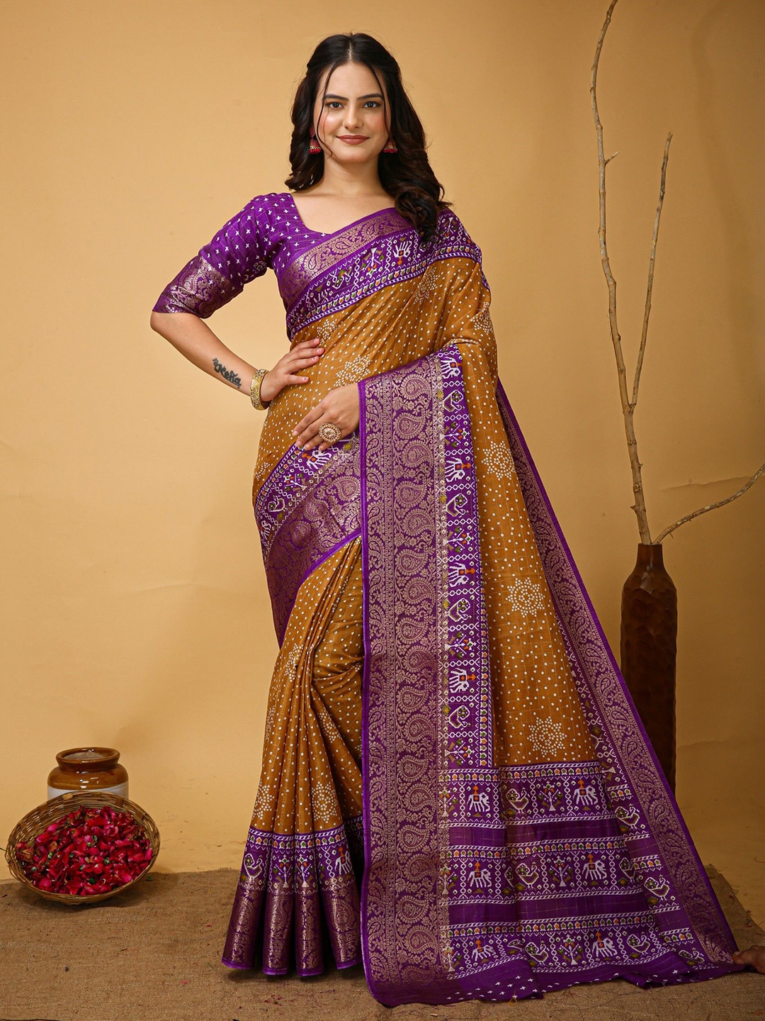 

Rangtulika Ethnics Floral Zari Saree, Olive