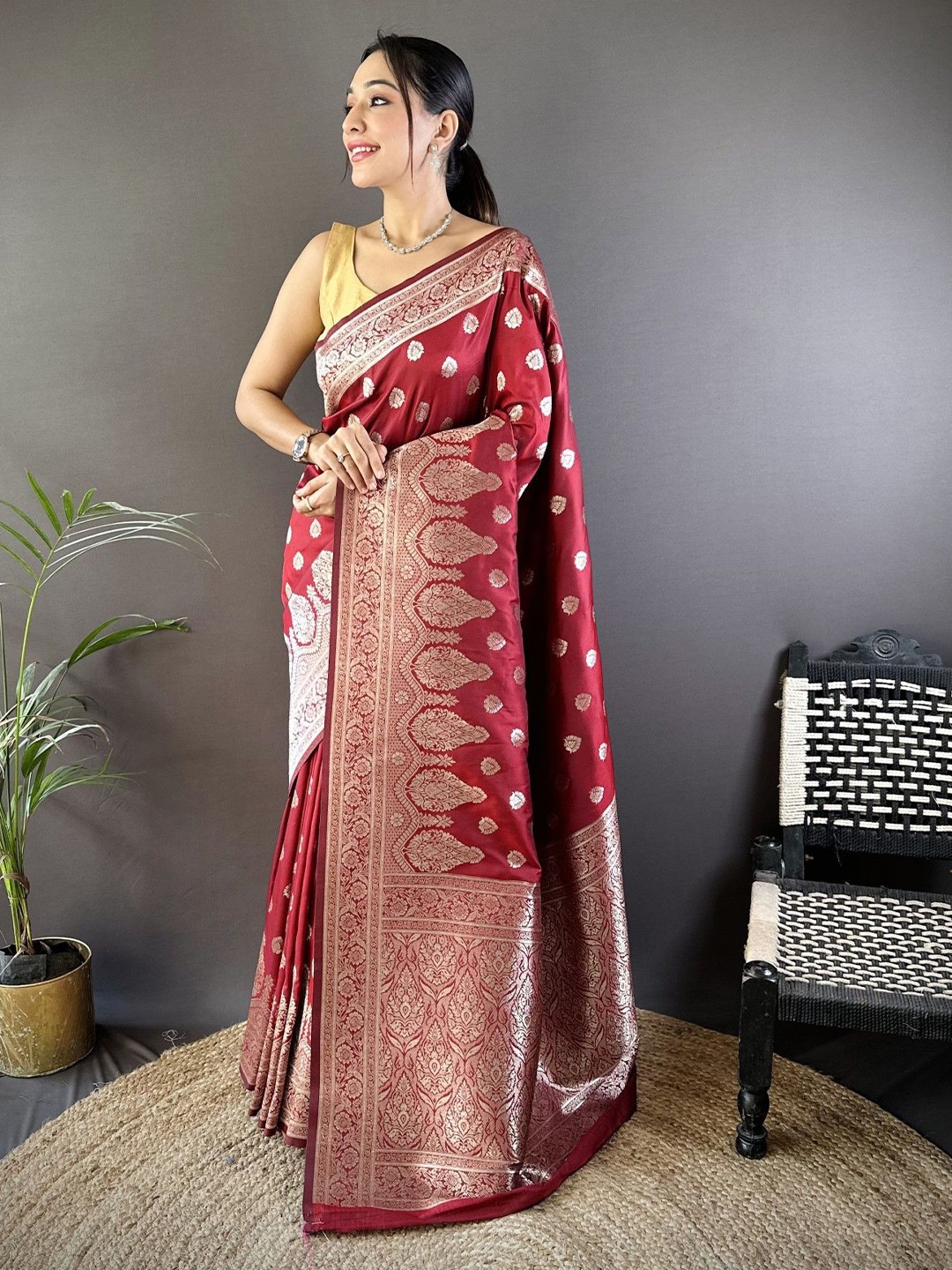 

DIVASTRI Woven Design Zari Silk Blend Banarasi Saree, Maroon