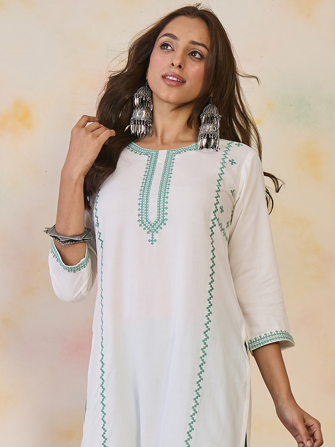 

Indo Era Women Geometric Embroidered Thread Work Floral Kurta, White