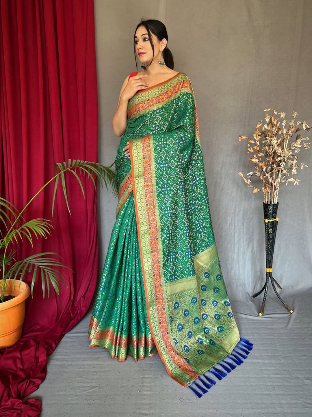 

Rangtulika Ethnics Woven Design Zari Silk Blend Saree, Green