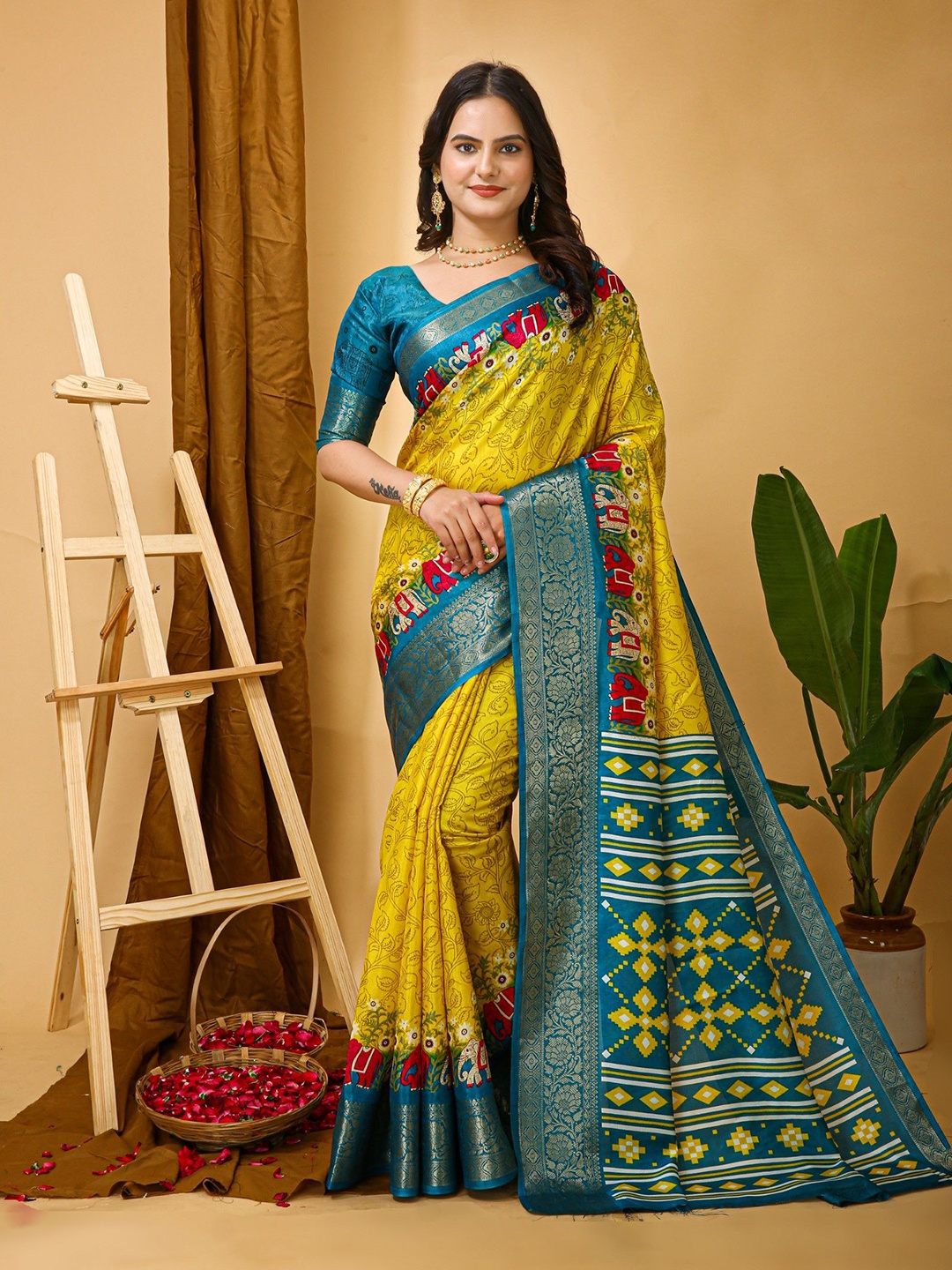 

Rangtulika Ethnics Floral Zari Saree, Yellow