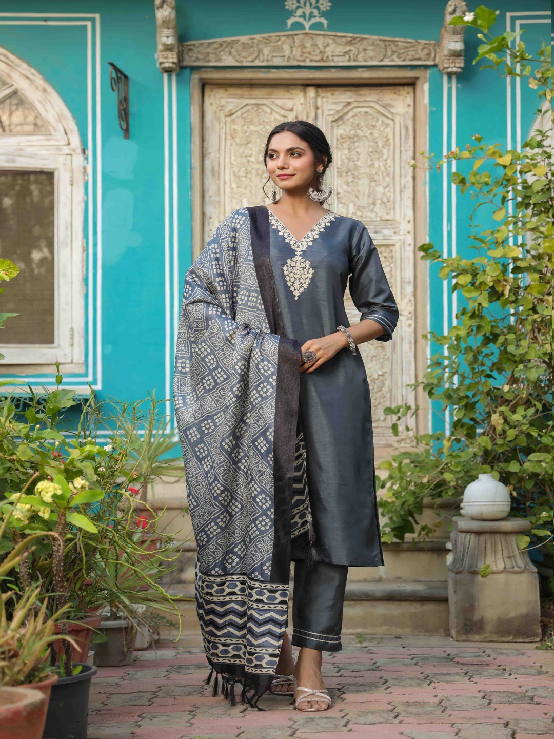 

AURIELLA Women Ethnic Motifs Embroidered Regular Patchwork Kurta with Trousers & With Dupatta, Grey