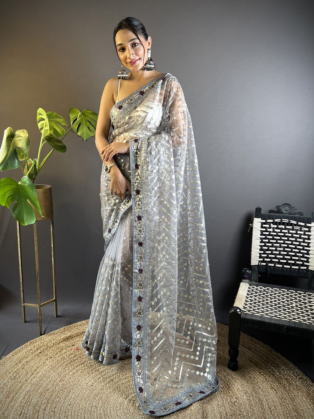 

DIVASTRI Embellished Embroidered Net Saree, Grey