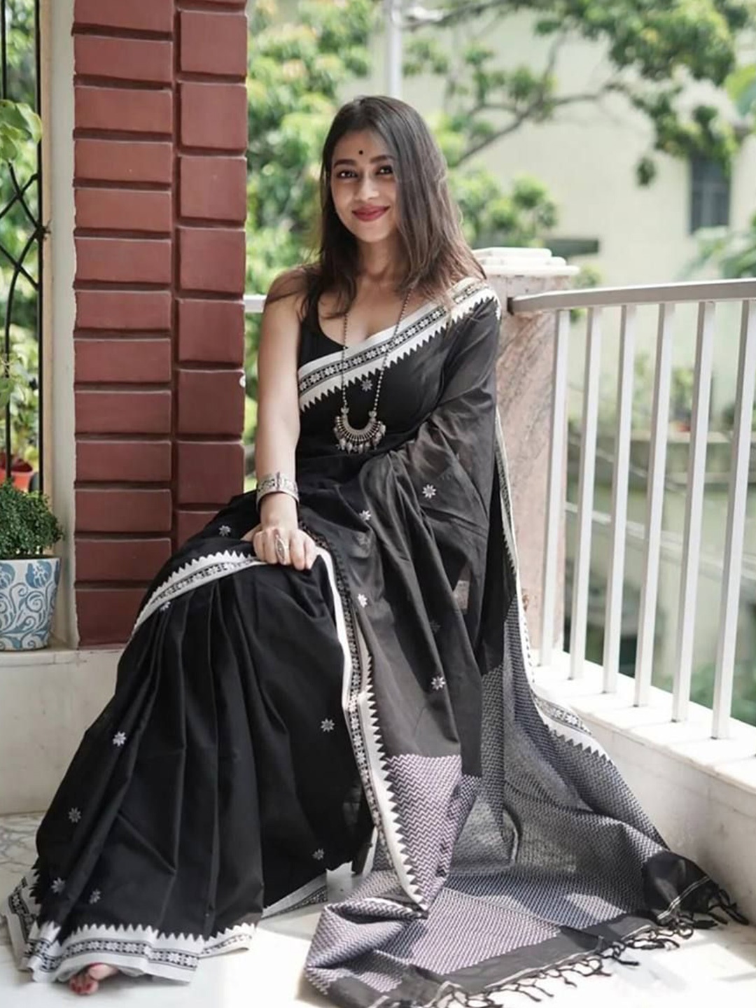 

VILLE FASHION Woven Design Art Silk Kanjeevaram Saree, Black