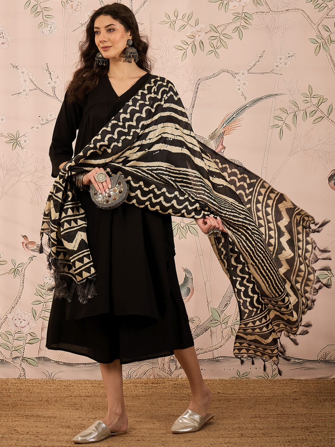 

InWeave Women Regular Kurta with Palazzos & With Dupatta, Black