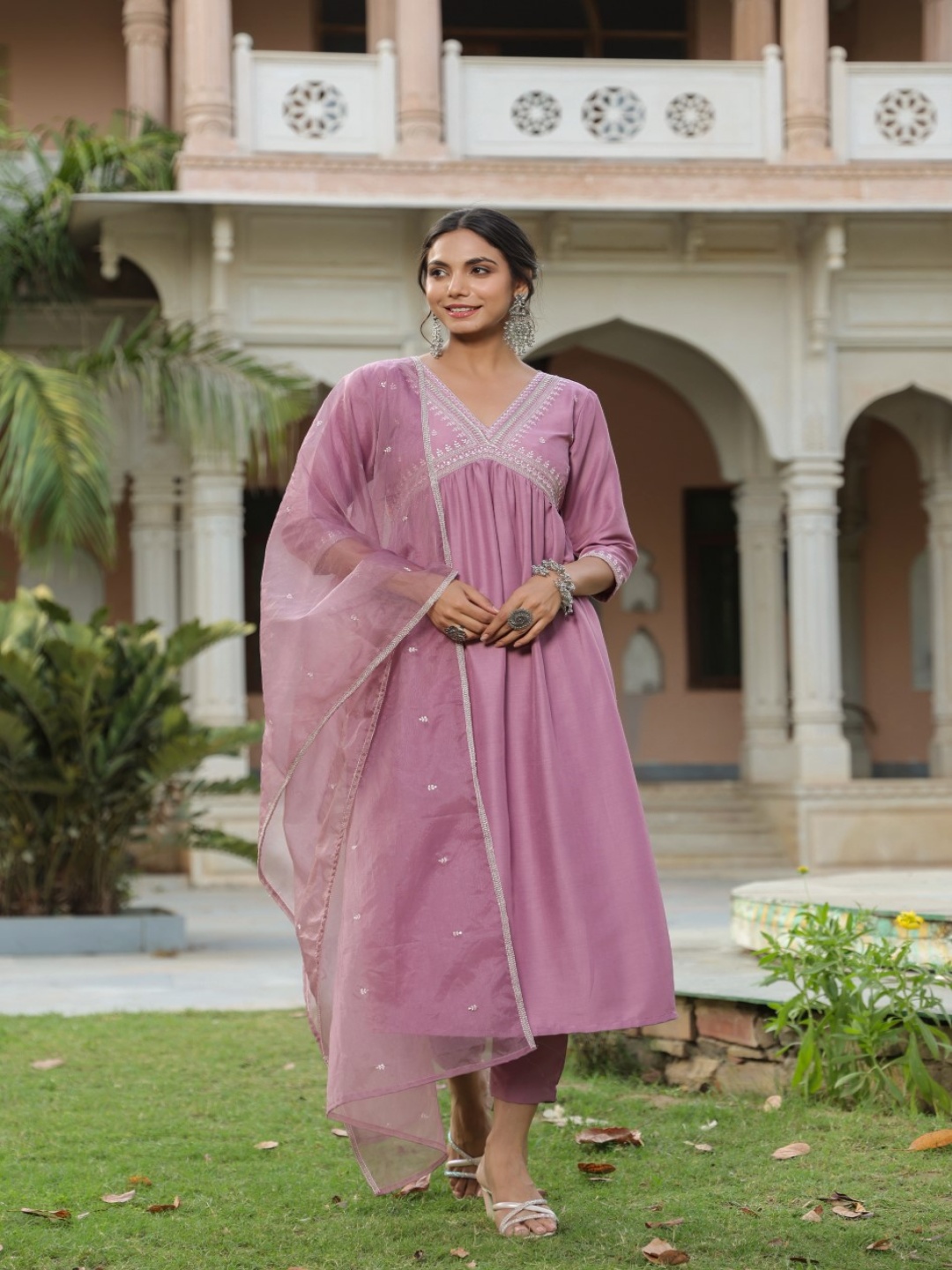 

AURIELLA Women Embroidered Empire Thread Work Kurta with Trousers & With Dupatta, Mauve