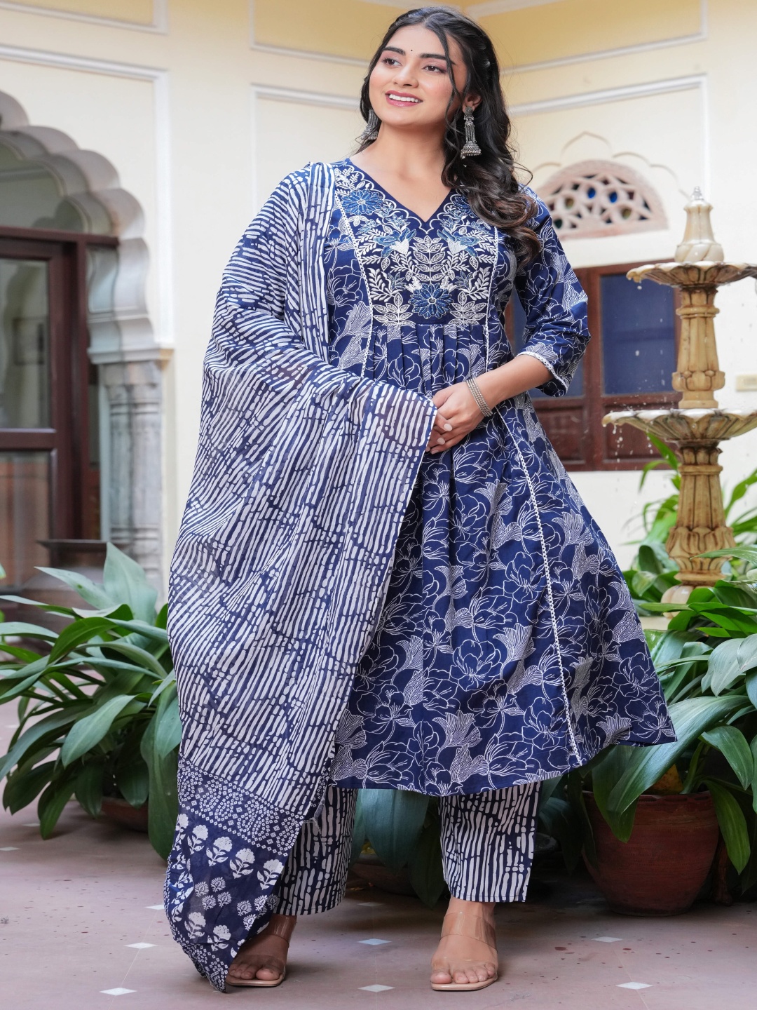 

SINGNI Women Floral Printed Regular Pure Cotton Kurta with Trousers & With Dupatta, Blue