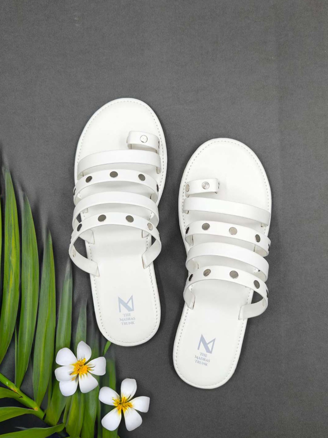 

THE MADRAS TRUNK Women Embellished Core Flats, White