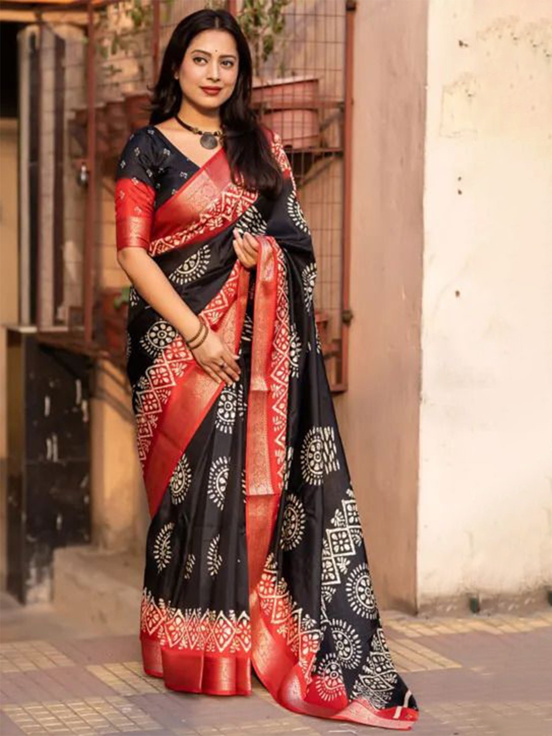 

Rangtulika Ethnics Floral Zari Saree, Black
