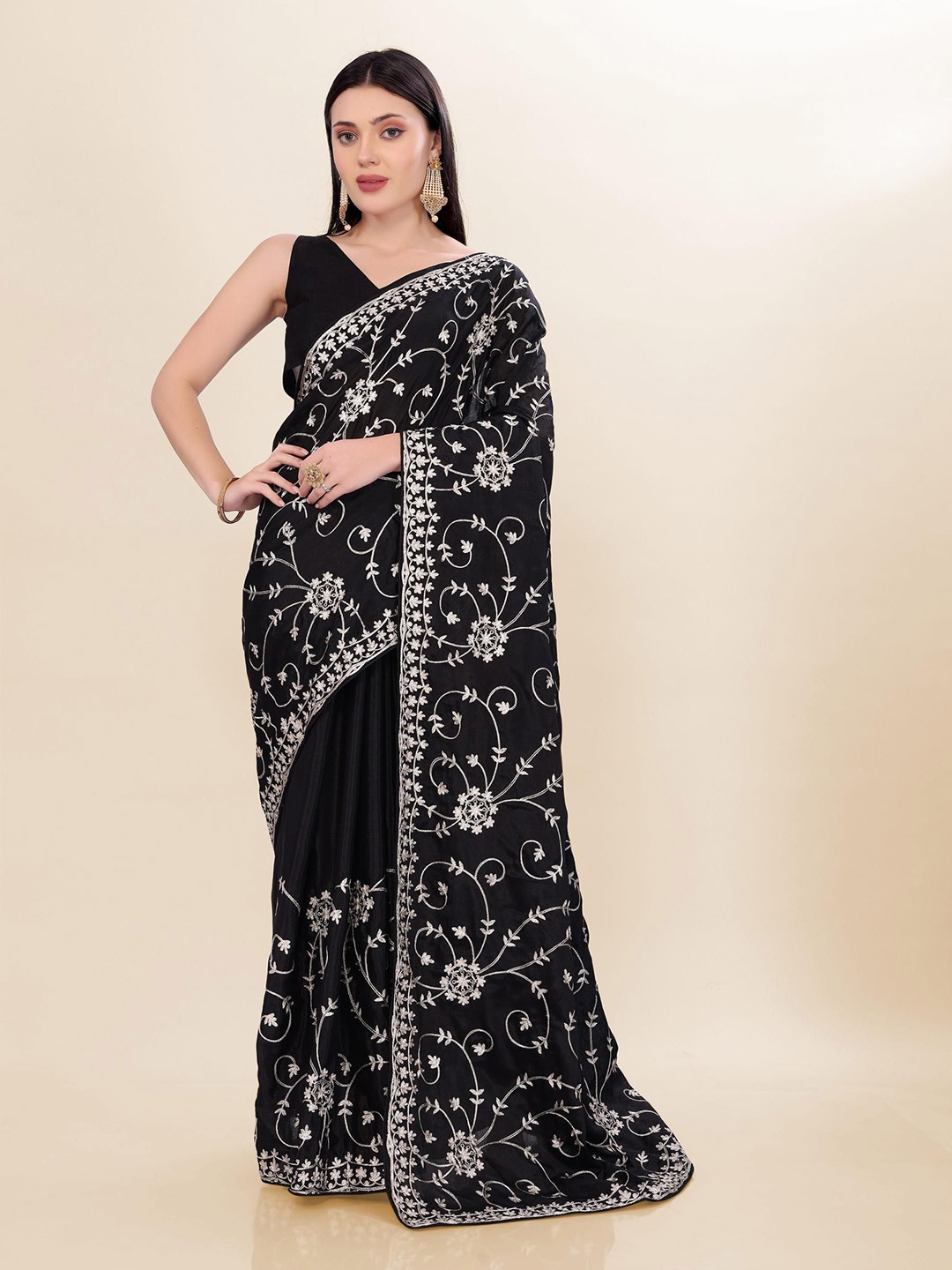 

VAIRAGEE Embellished Embroidered Saree, Black