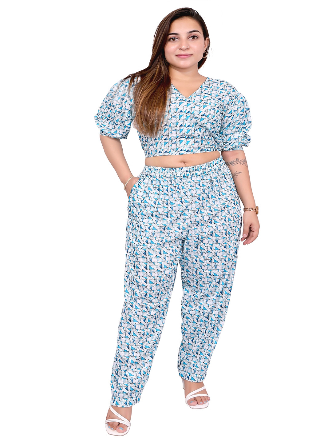 

Kaajal by Vidhi Geometric Printed V-neck Puffed Sleeve Crop Top With Trousers, Blue