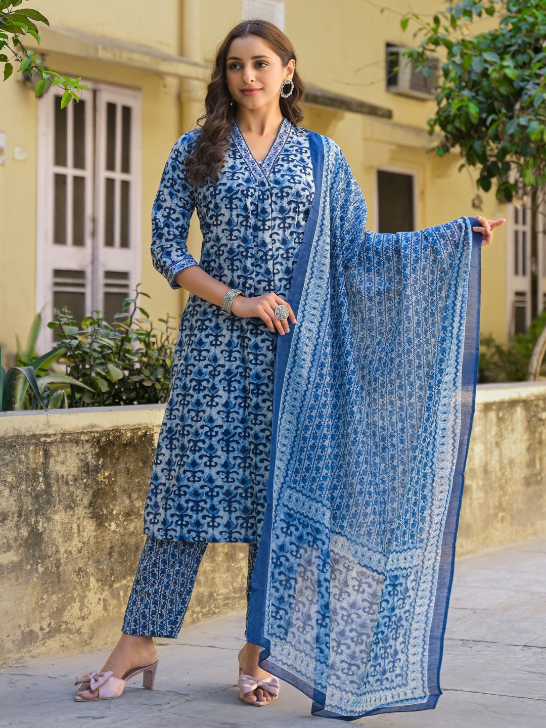 

KALINI Women Printed Regular Kurta with Trousers & With Dupatta, Blue