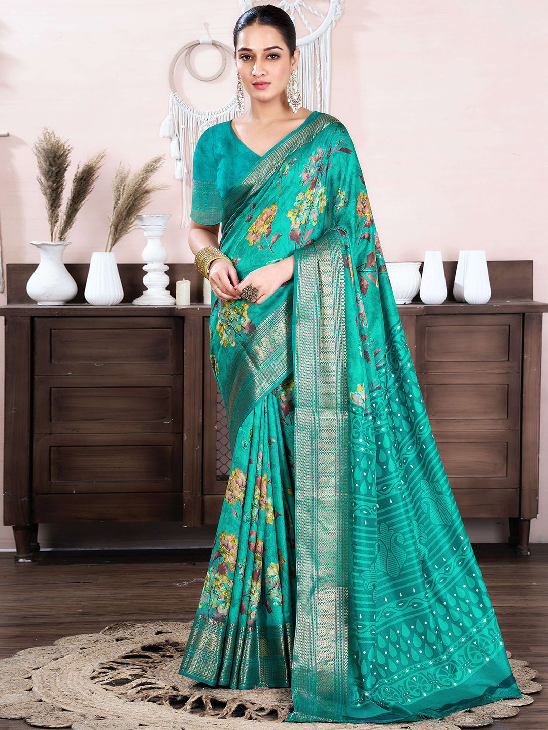 

DIVASTRI Floral Silk Blend Saree, Green
