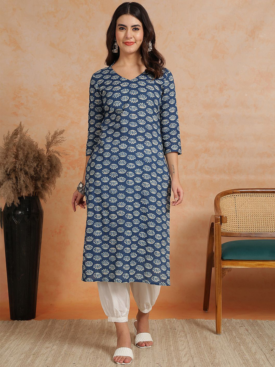 

antaran Women Floral Printed Thread Work Kurta, Blue