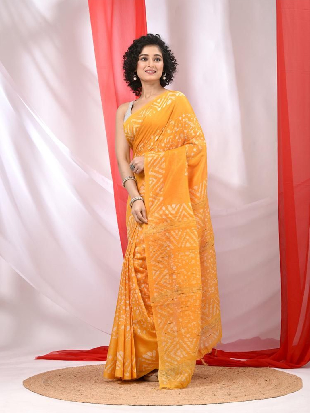

VIBHAVARI Silk Blend Saree, Yellow