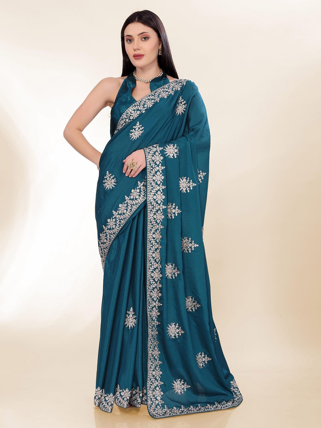 

VAIRAGEE Embellished Embroidered Saree, Teal