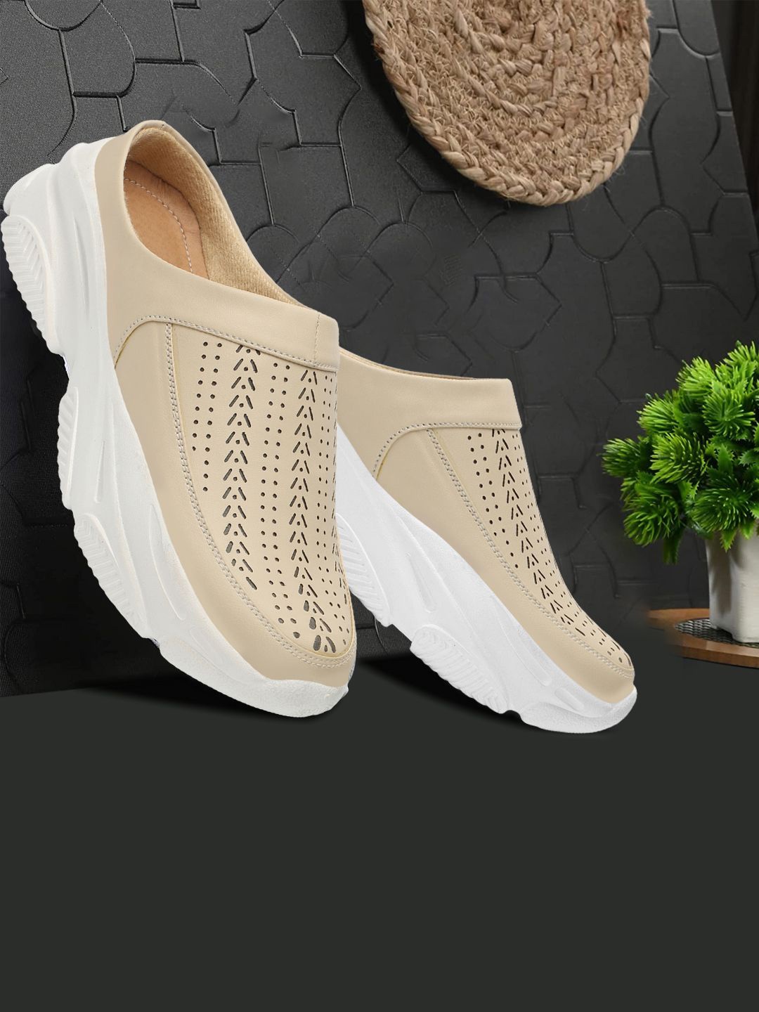 

X XIOTA Women Slip-On Sneakers, Cream
