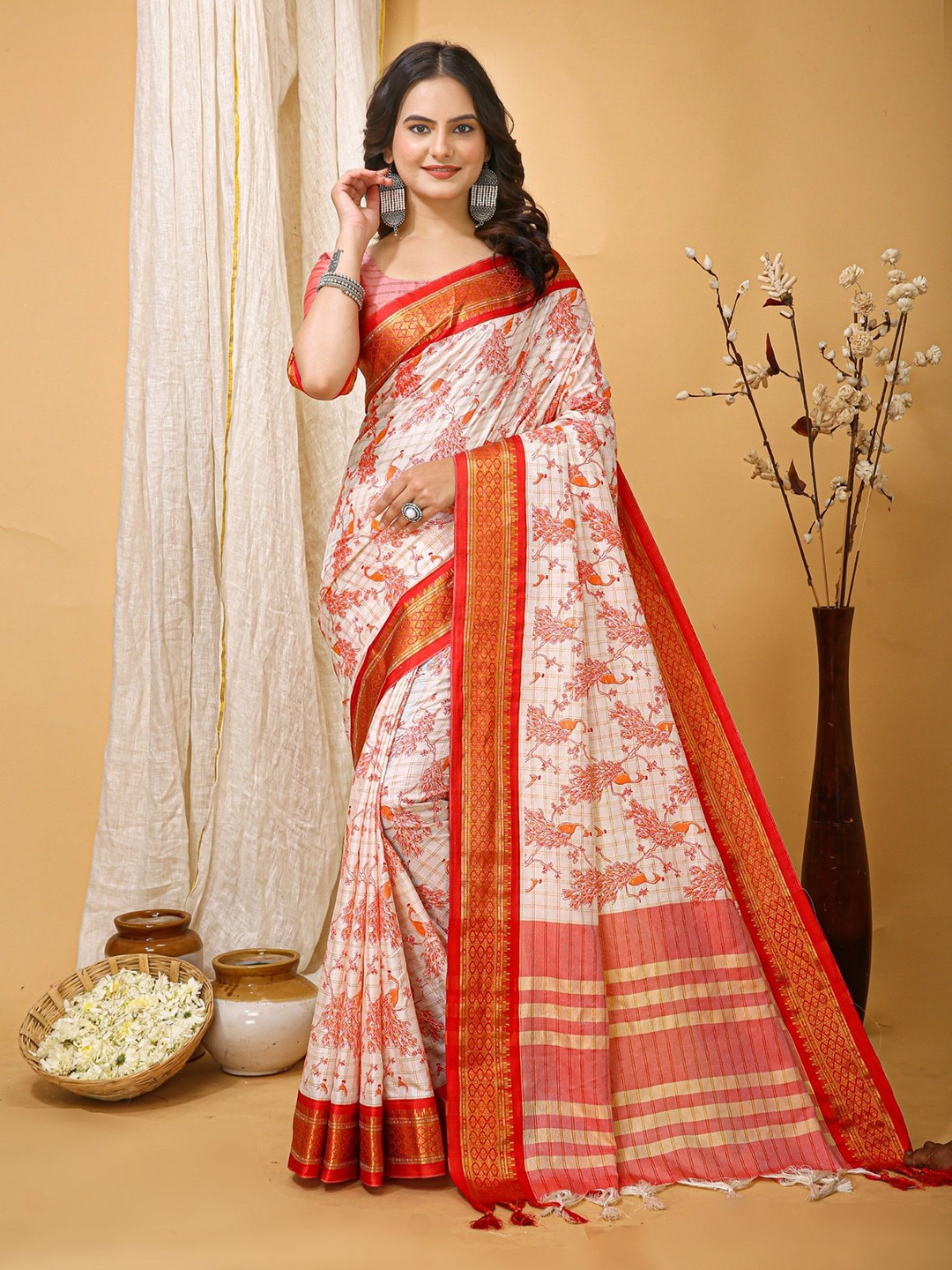 

Rangtulika Ethnics Floral Zari Saree, Red