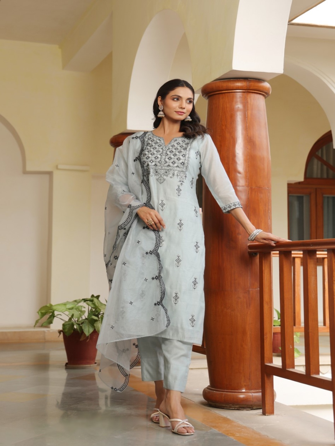 

AURIELLA Women Embroidered Regular Thread Work Chanderi Silk Kurta with Trousers & With Dupatta, Grey