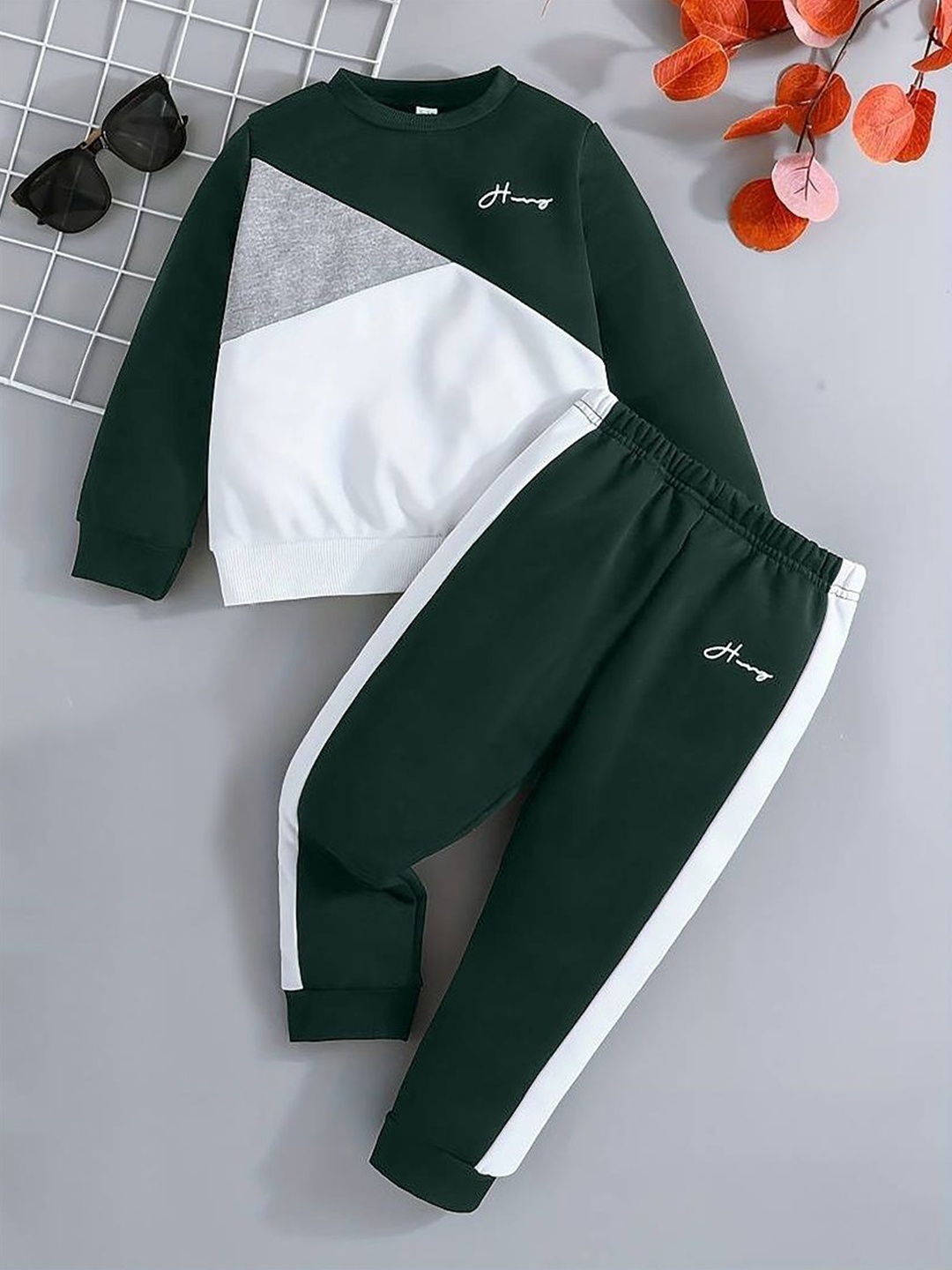 

KEESOR Boys Colourblocked Round Neck Sweatshirt With Joggers, Green