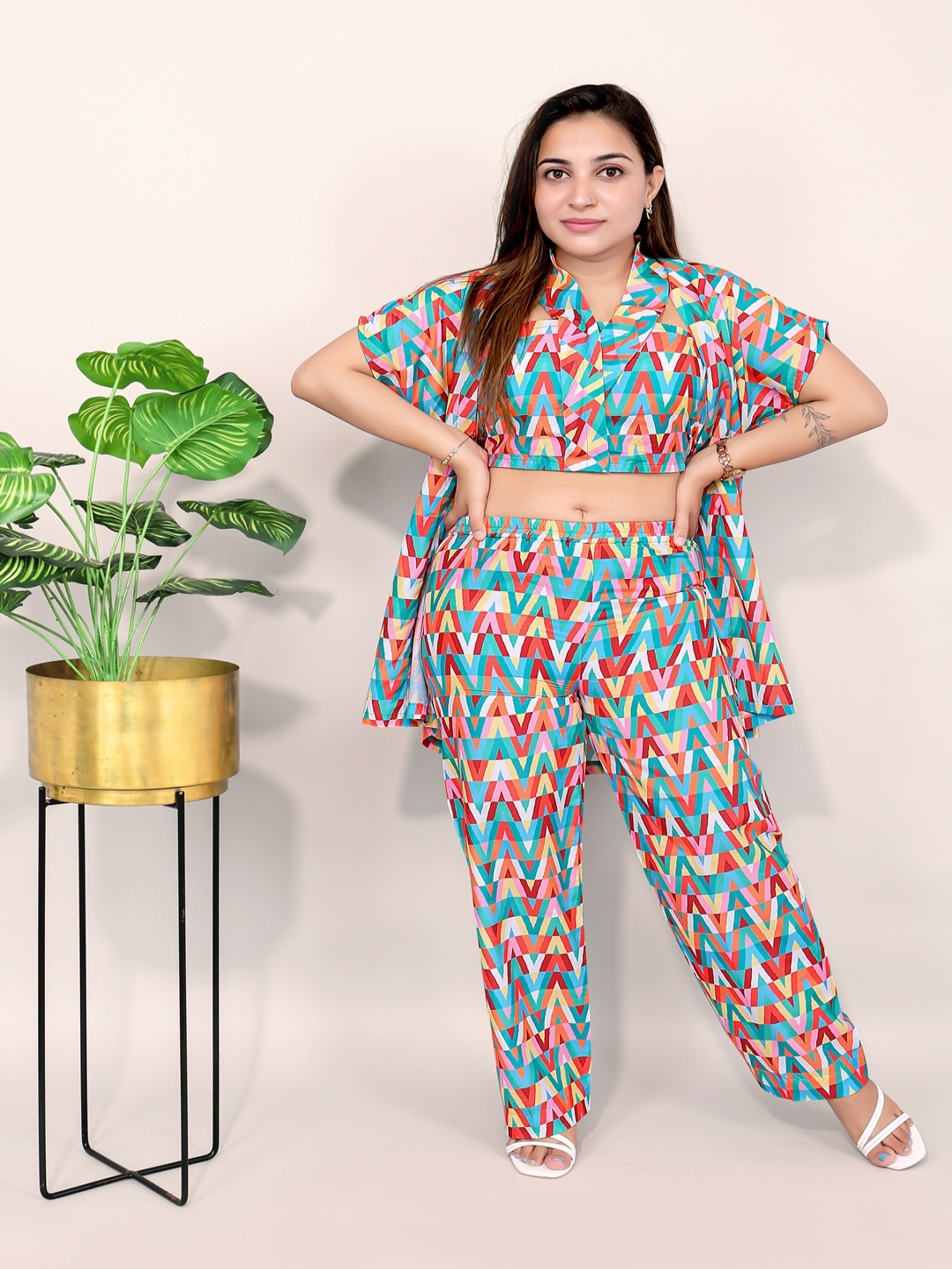 

Kaajal by Vidhi Geometric Printed Halter Neck Crop Top & Shrug With Trousers, Blue