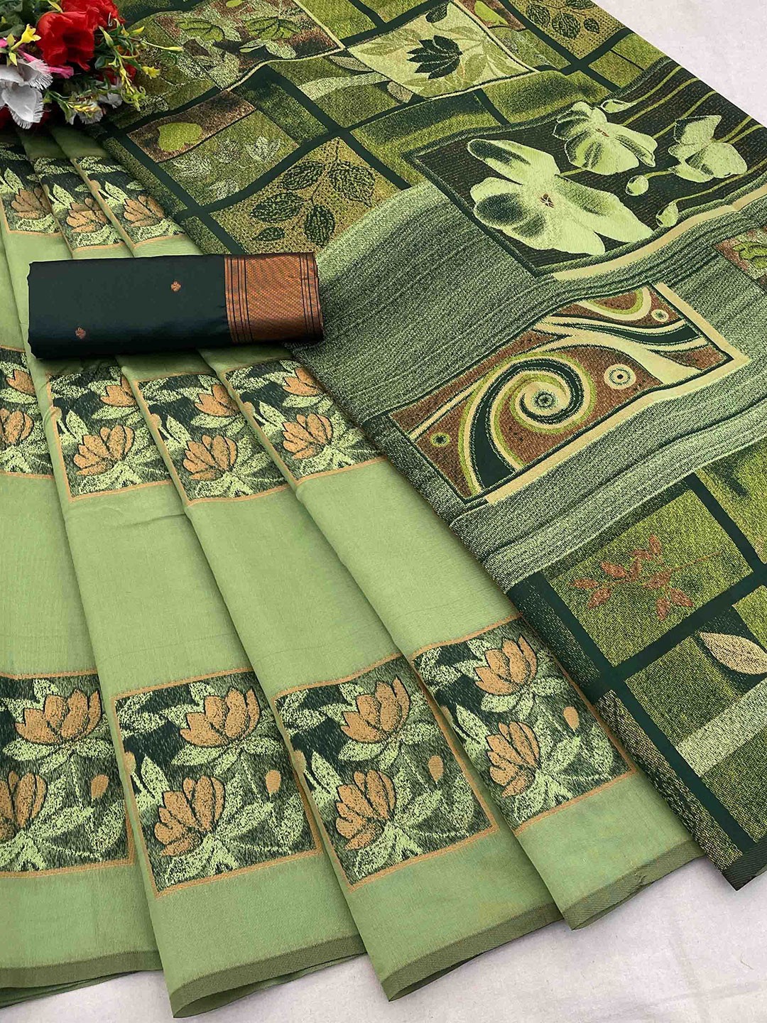 

DIVASTRI Woven Design Silk Blend Banarasi Saree, Green