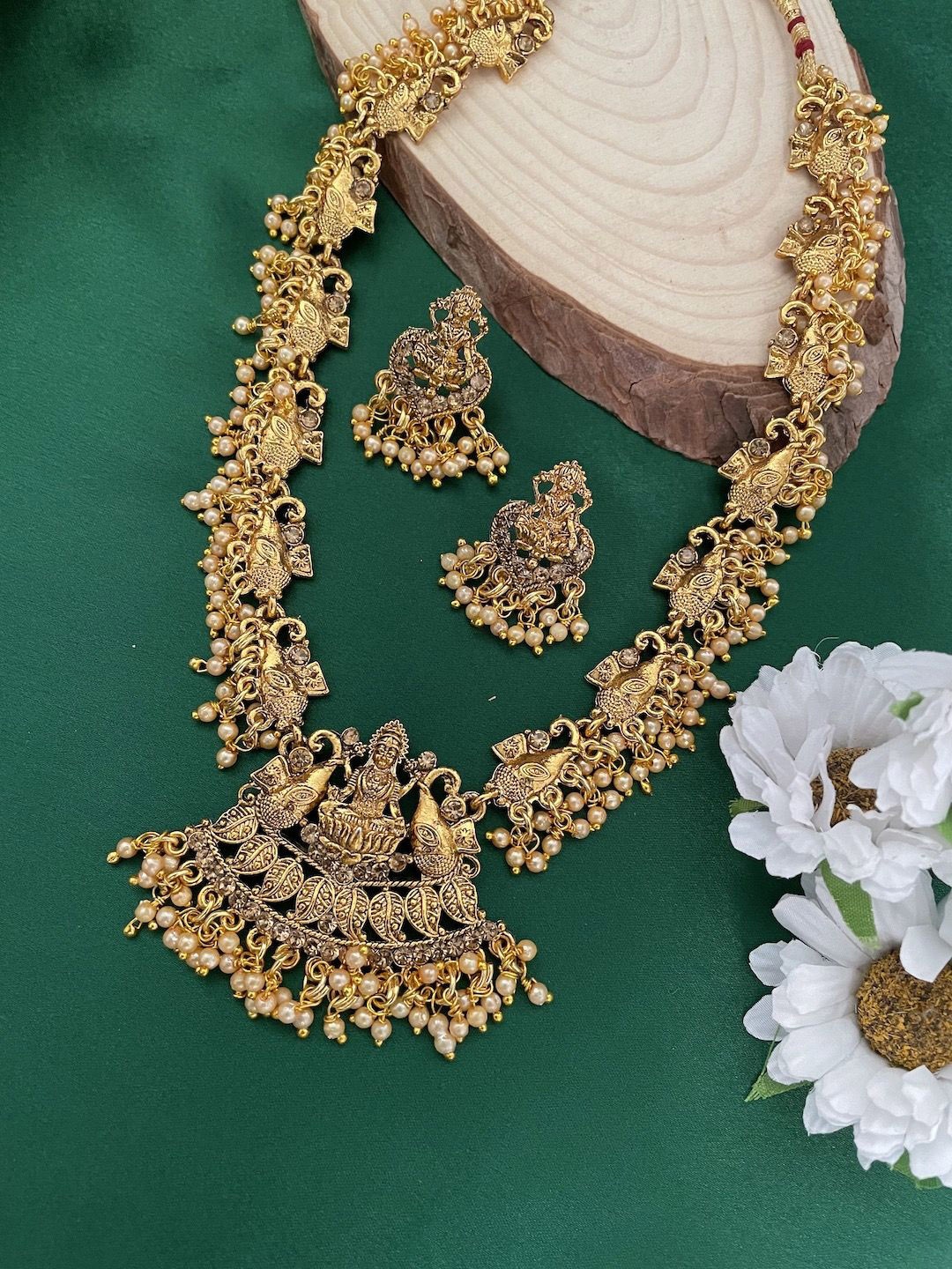 

Digital Dress Room Gold Plated Beaded Studded Jewellery Set