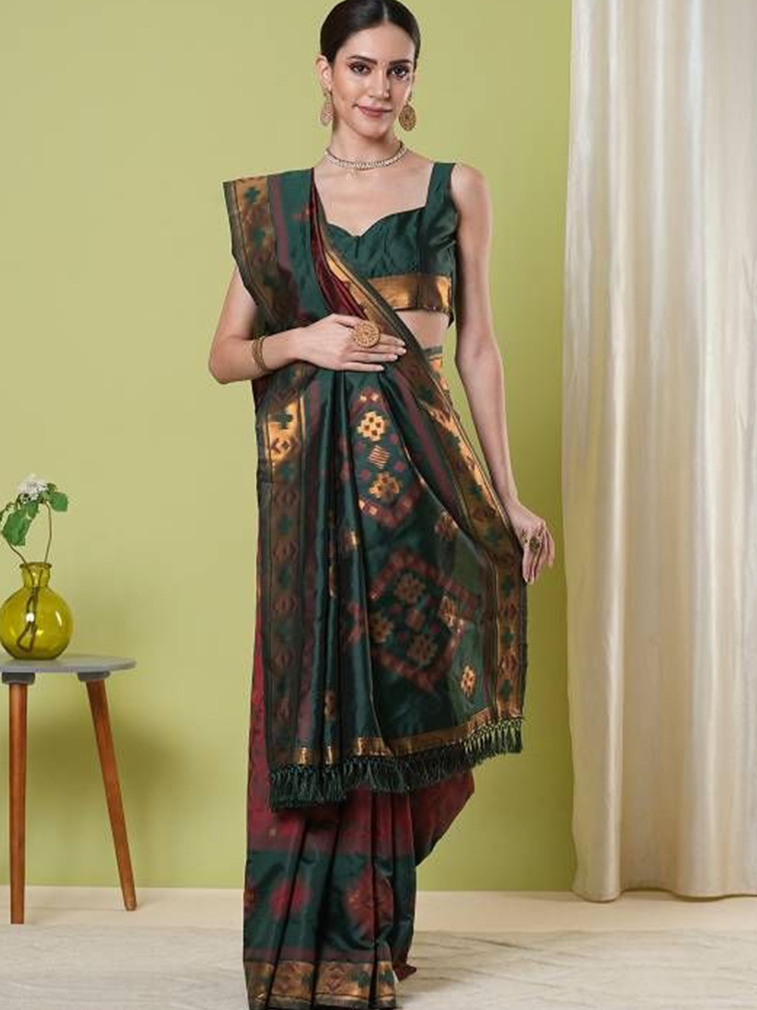 

HERE&NOW Woven Design Zari Art Silk Banarasi Saree, Maroon