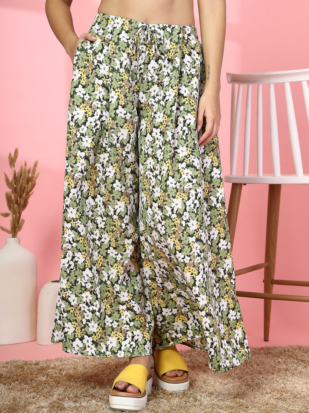 

DressBerry Women Floral Printed Relaxed Trousers, Green