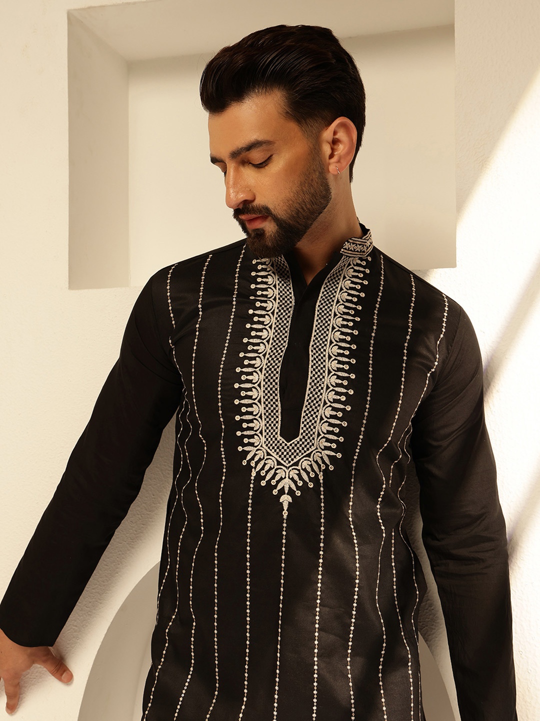 

SOJANYA Geometric Embroidered Mandarin Collar Thread Work Cotton Silk Straight Kurta, Black