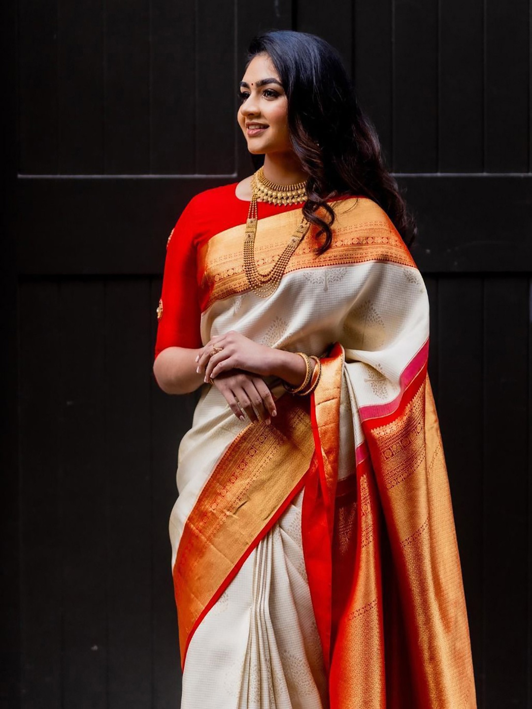 

bigben textile Woven Design Zari Silk Blend Banarasi Saree, Beige