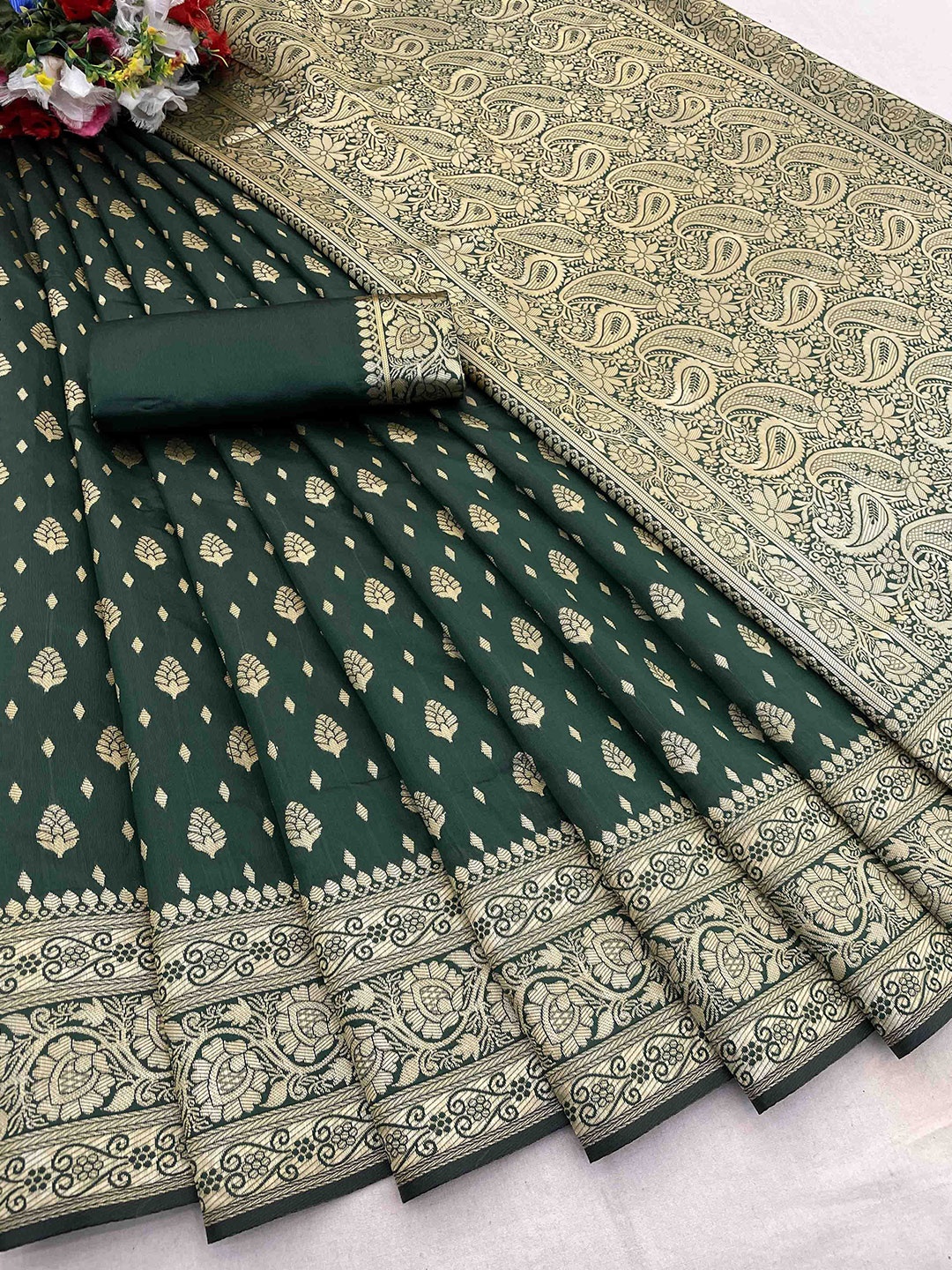 

DIVASTRI Woven Design Silk Blend Banarasi Saree, Green