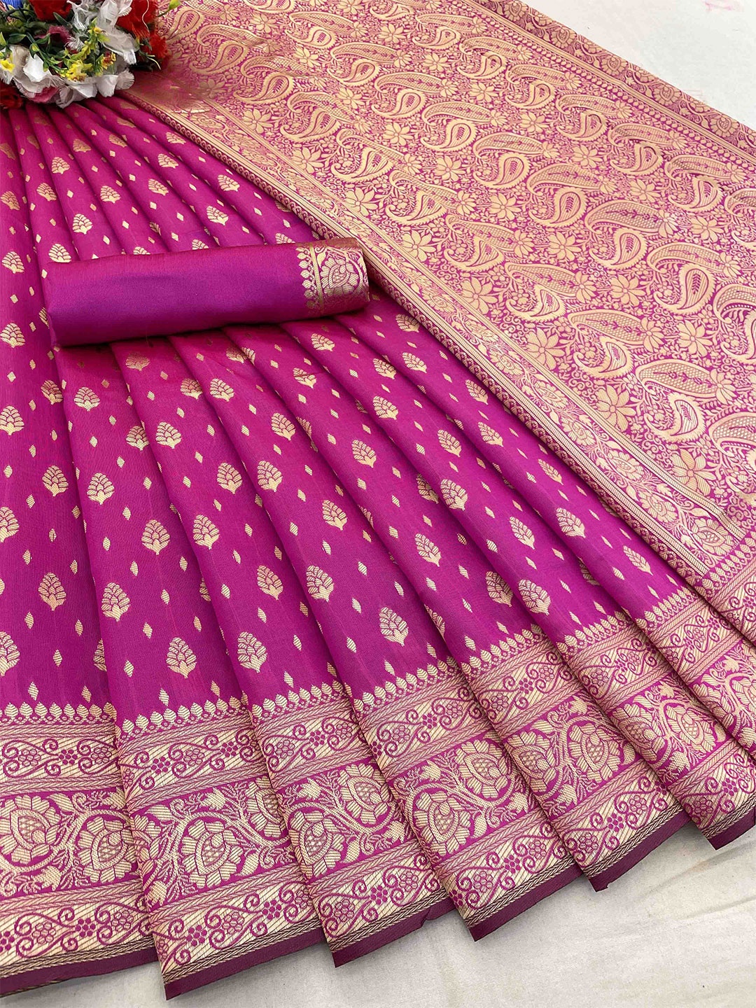

DIVASTRI Woven Design Silk Blend Banarasi Saree, Magenta