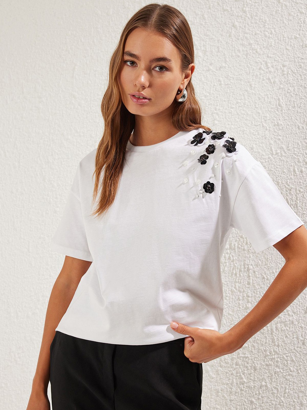 

Trendyol Women Extended Sleeves Applique T-shirt, Na