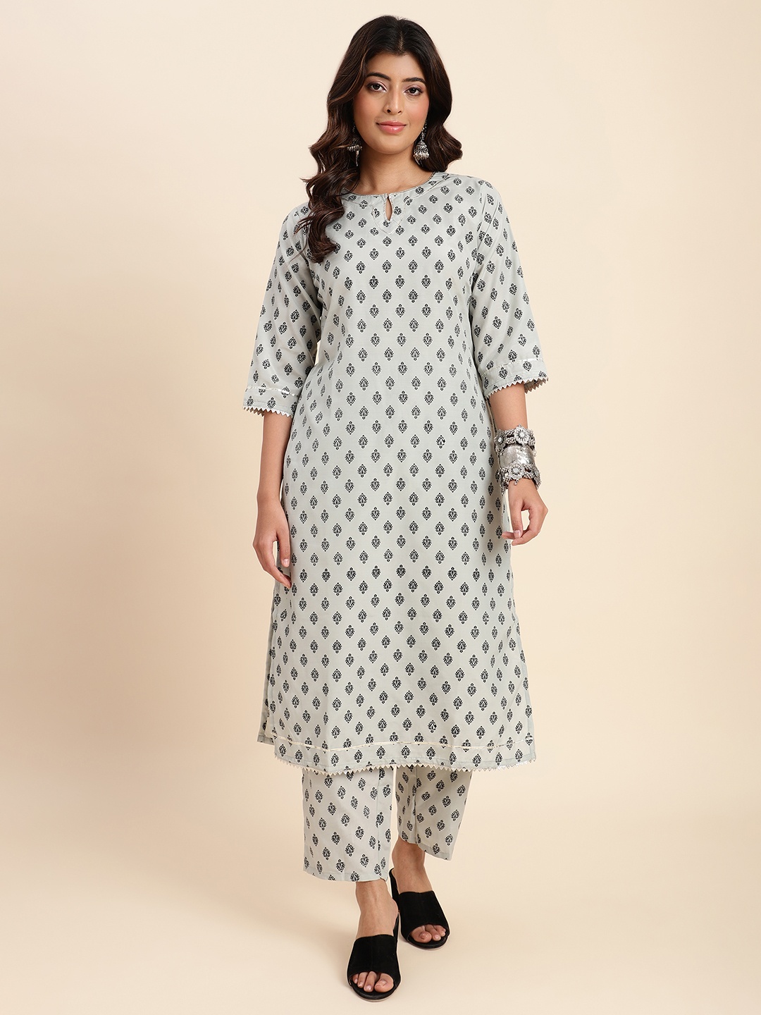 

DIVASTRI Women Floral Printed Regular Kurta with Trousers, Grey