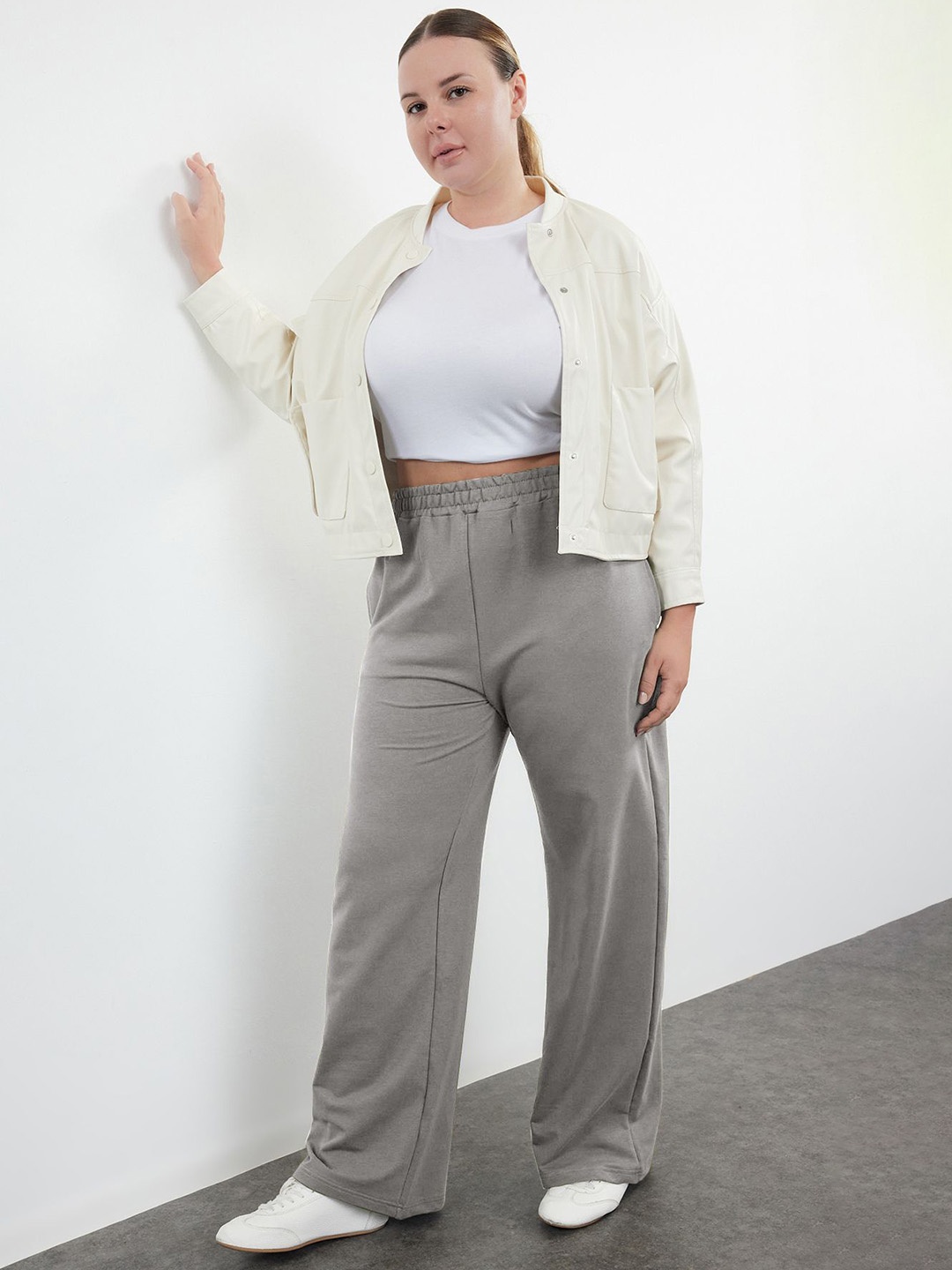 

Trendyol Women Mid Rise Track Pants, Na