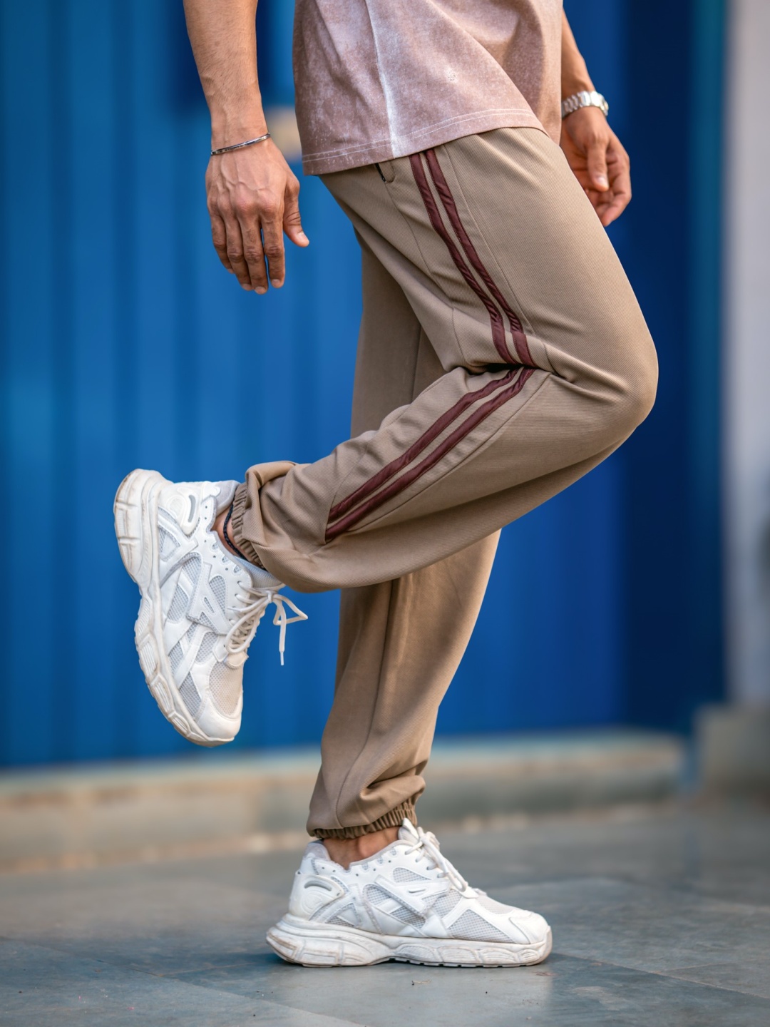 

JUMPCUTS Men Dual Tape Baggy-Fit Mid-Rise Joggers, Brown