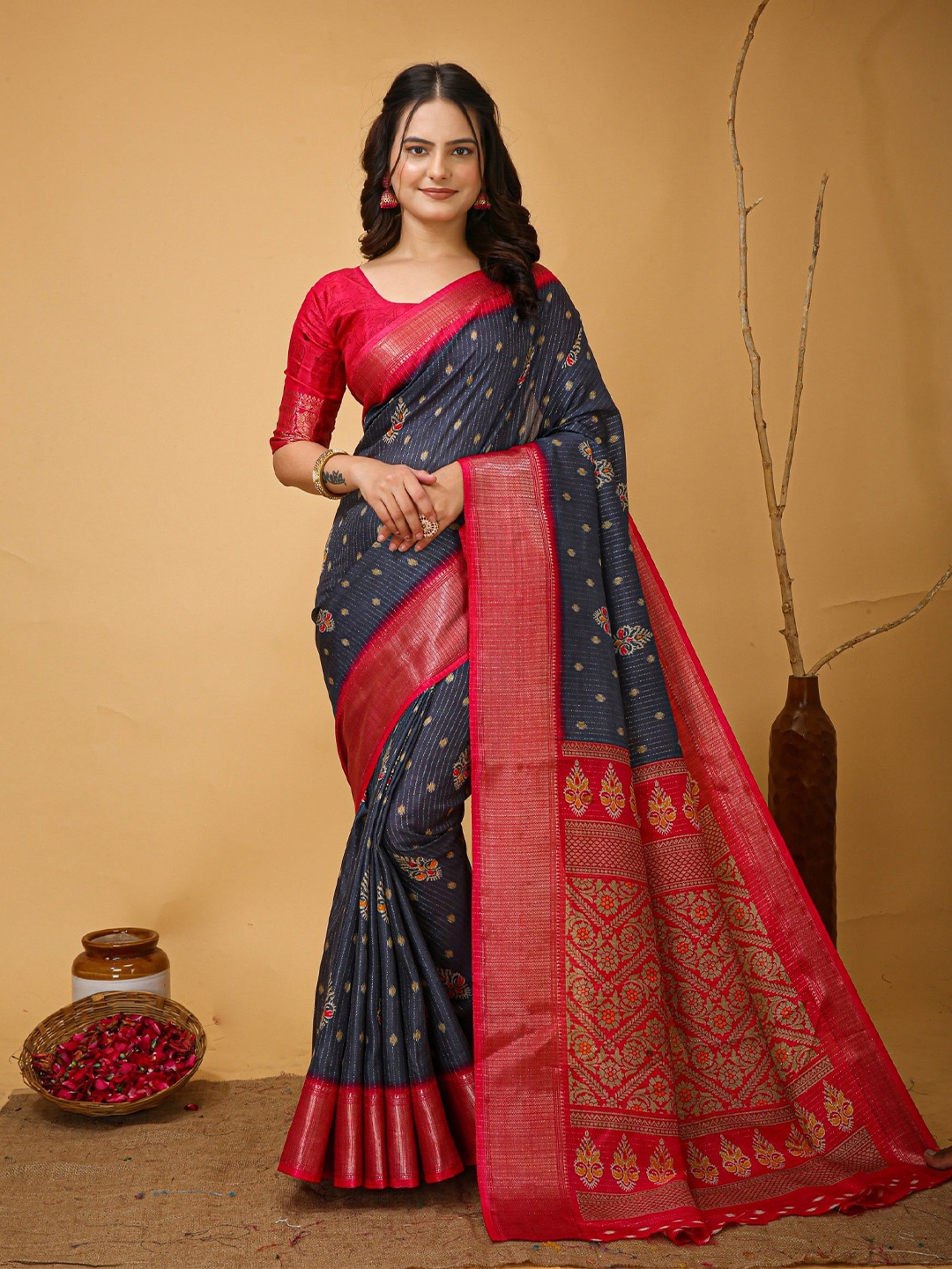 

Rangtulika Ethnics Zari Saree, Grey