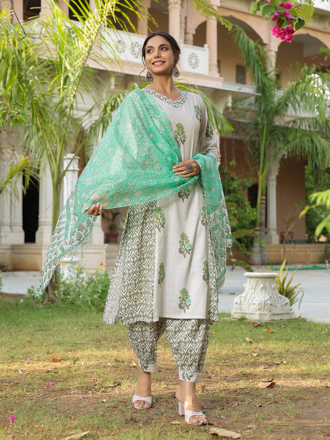 

AURIELLA Women Floral Printed Regular Pure Cotton Kurta with Salwar & With Dupatta, White