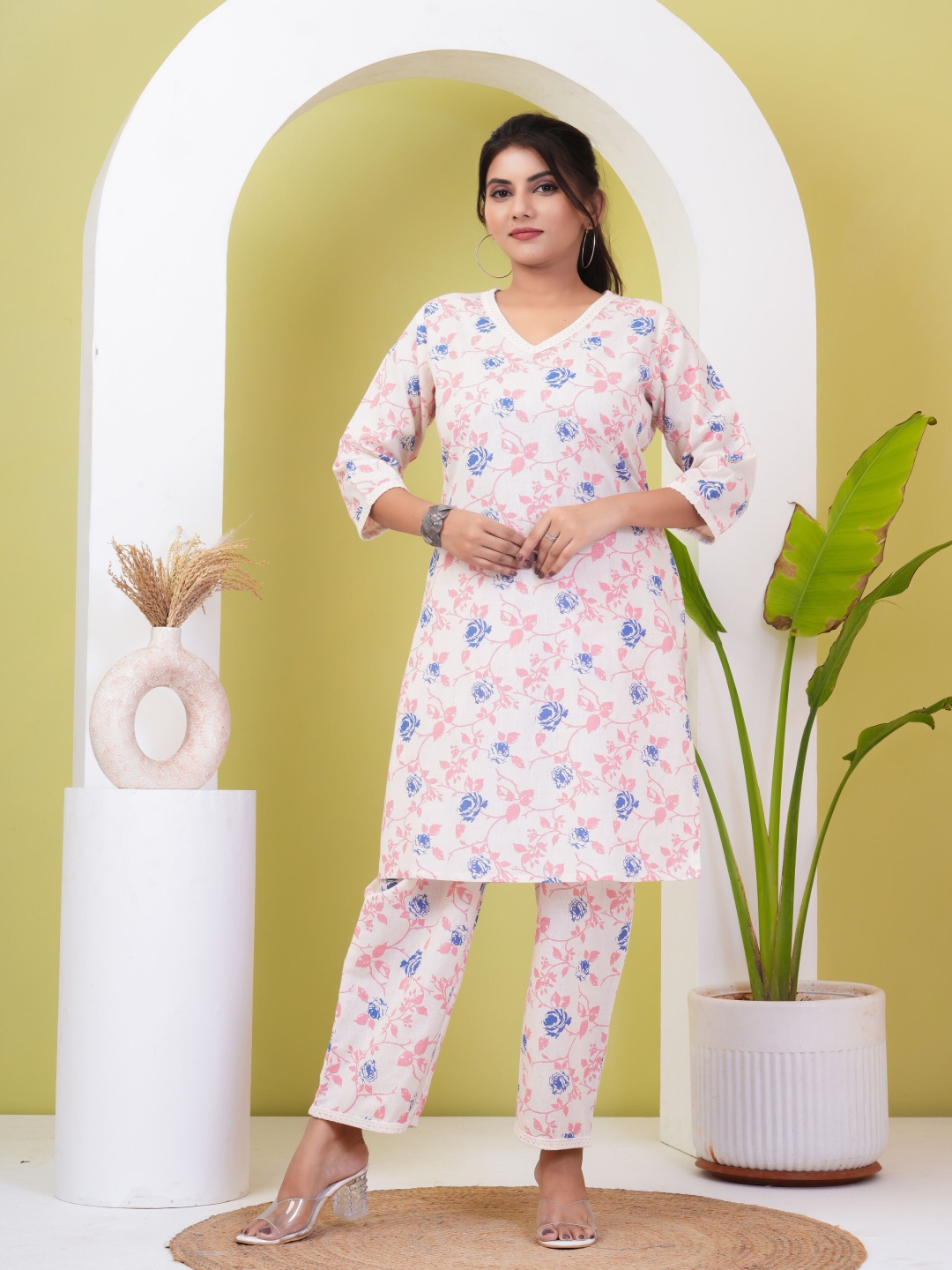 

GATIM Floral Printed Straight Kurta & Trousers, Off white