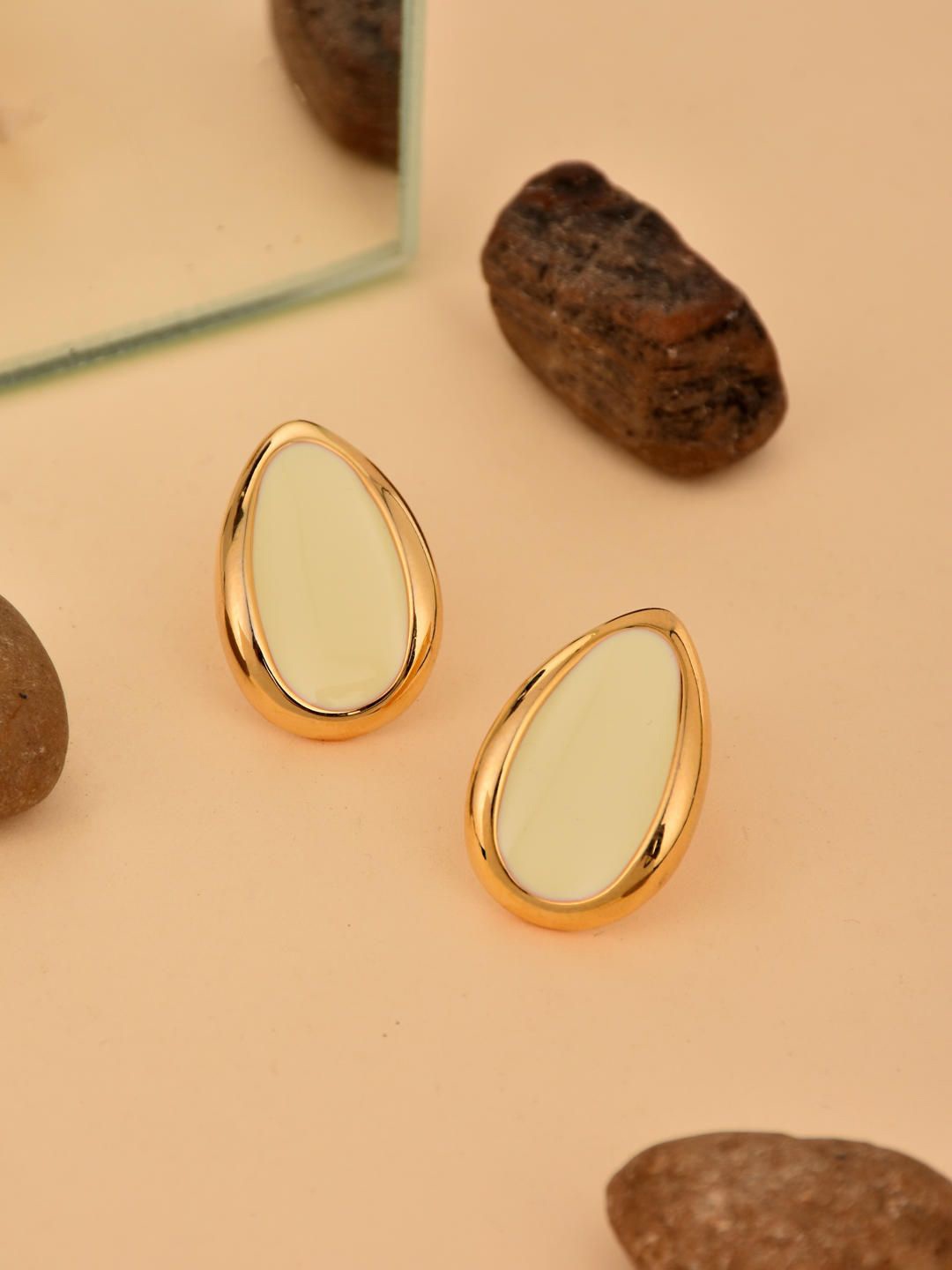 

Reenisaa Oval Studs Earrings, Off white