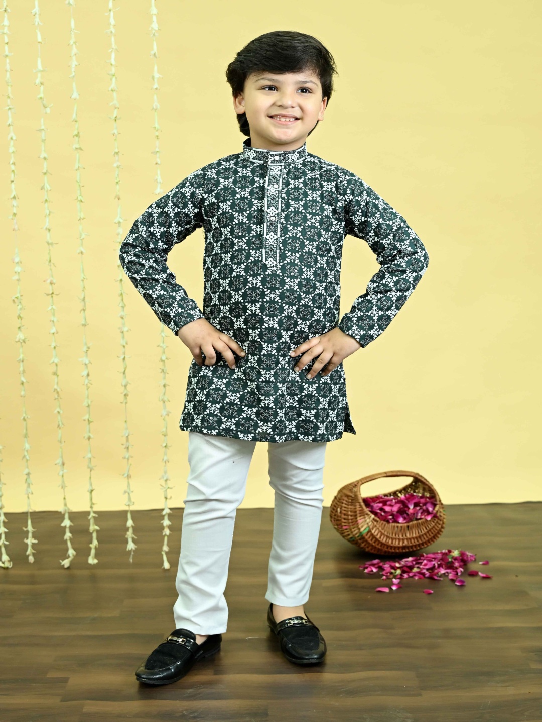 

BT DEZINES Boys Embroidered Regular Sequinned Kurta with Pyjamas, Green