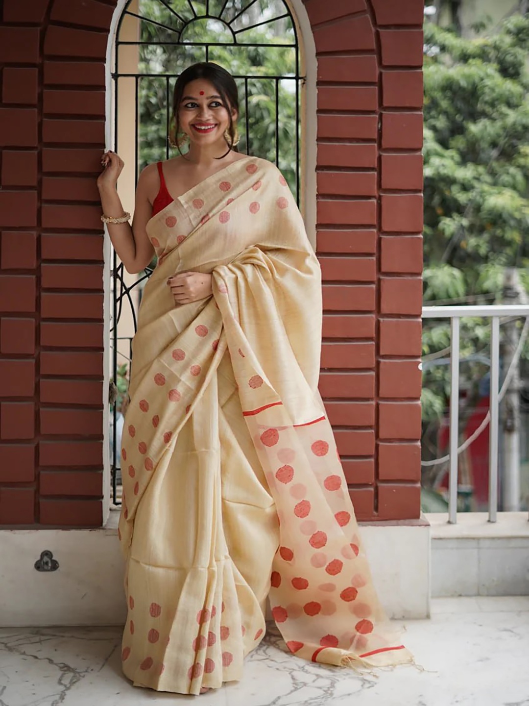 

bigben textile Woven Design Silk Blend Banarasi Saree, Beige