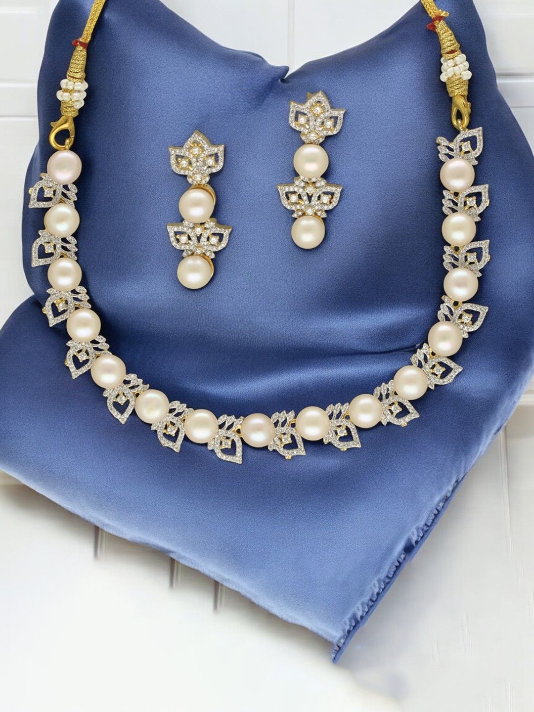 

Sri Jagdamba Pearls Dealer Gold Plated Stone Studded & Pears Jewellery Set, White