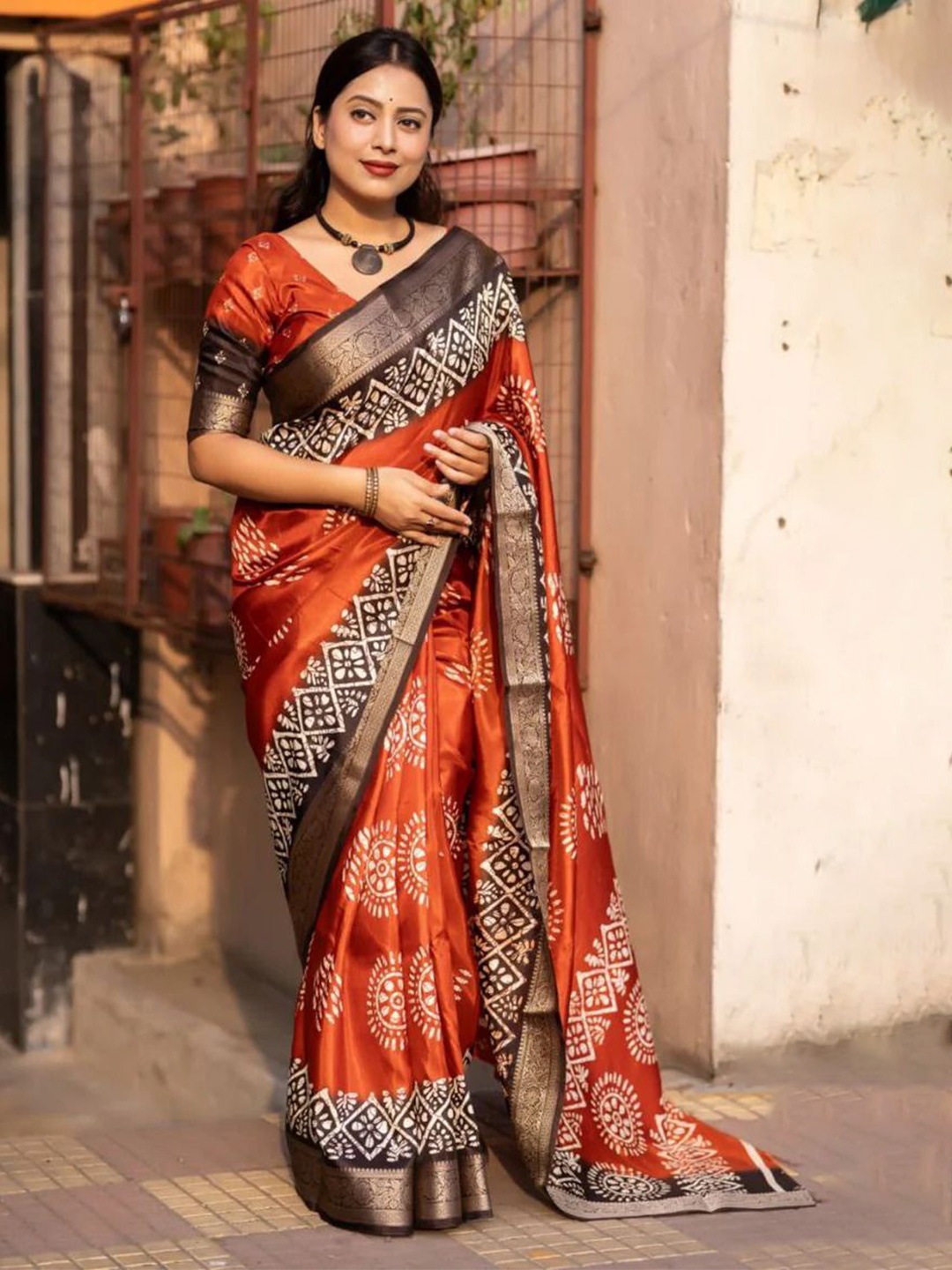 

Rangtulika Ethnics Floral Zari Saree, Orange