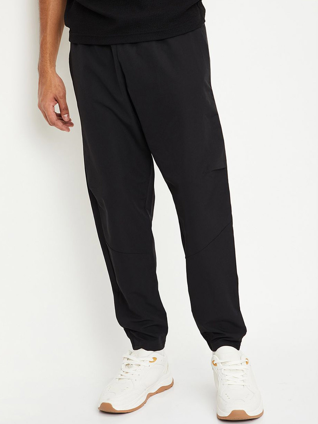 

max Men Mid-Rise Joggers, Black