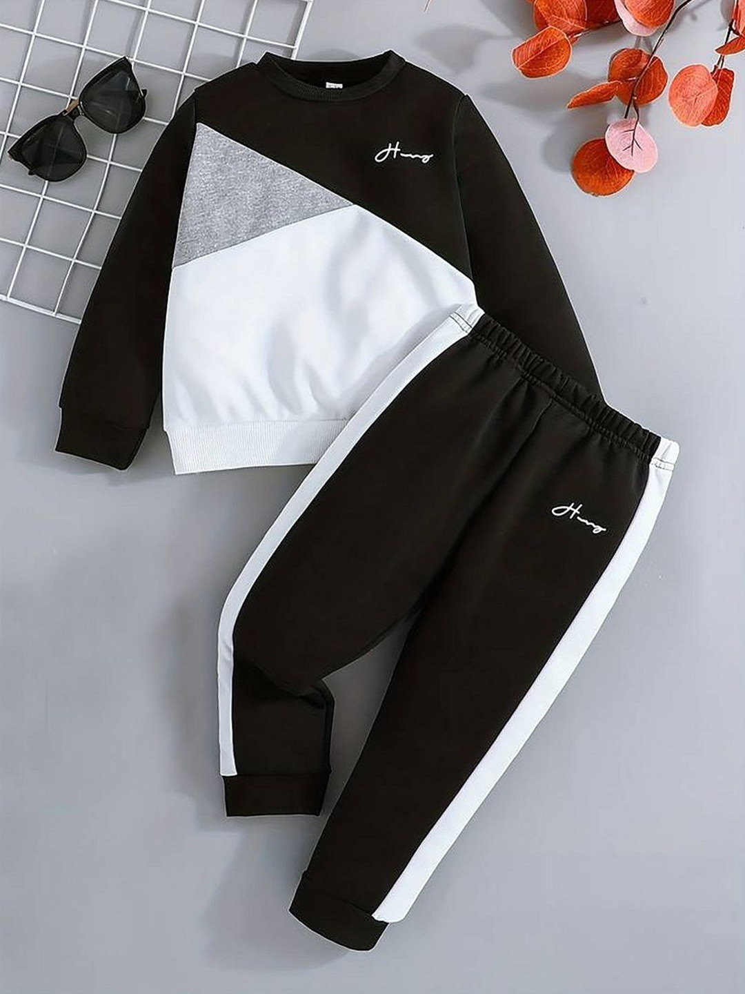 

KEESOR Boys Colourblocked Round Neck Sweatshirt With Joggers, Black