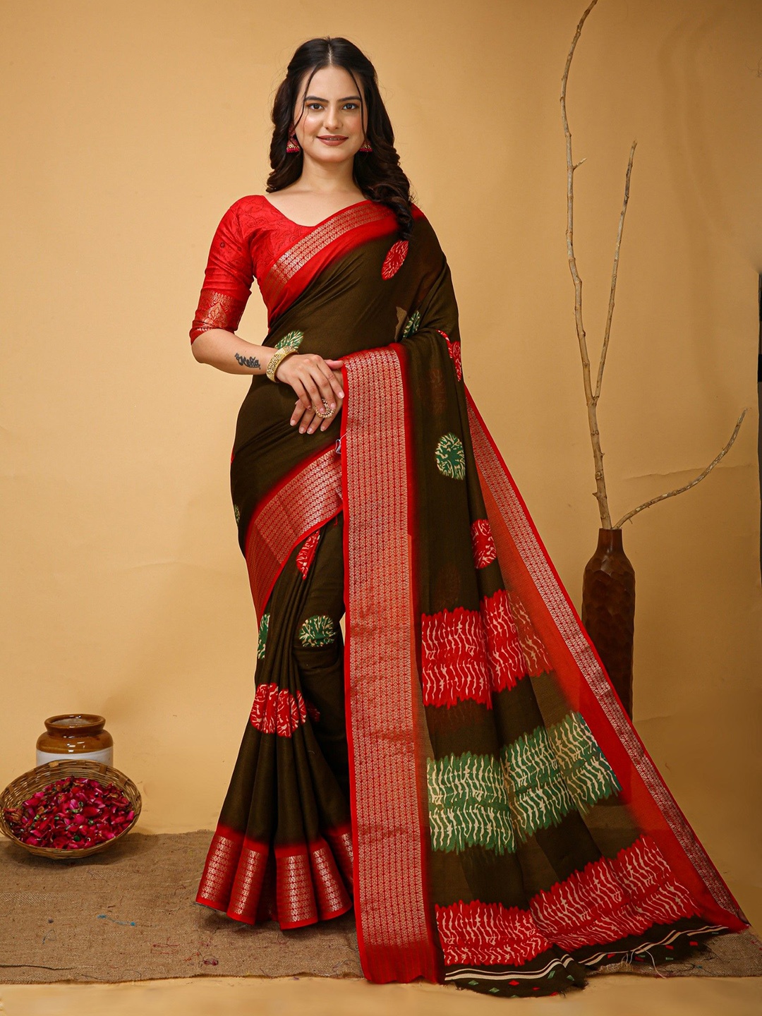

Rangtulika Ethnics Floral Zari Silk Cotton Saree, Red