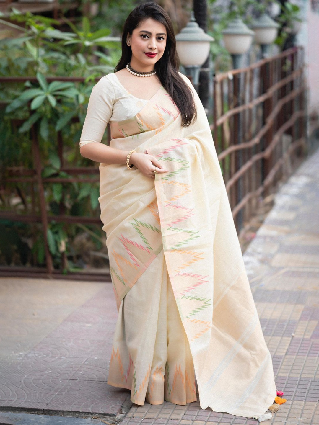 

Panzora Woven Design Zari Linen Blend Saree, Off white