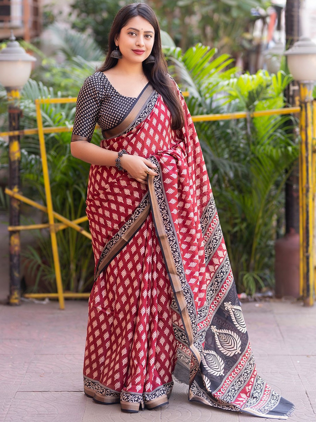 

LeeliPeeri Designer Ethnic Motifs Zari Saree, Red